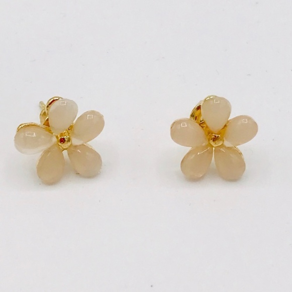 🌼🌼 NEW DAISY Flower Stud Earrings - Picture 4 of 7